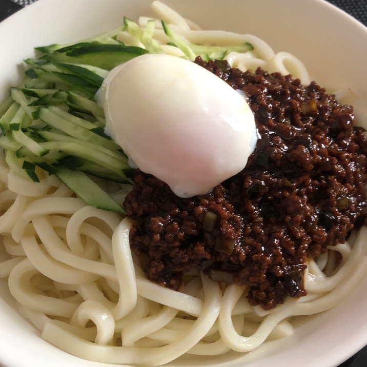 肉味噌が決め手!!温玉ジャージャーうどん